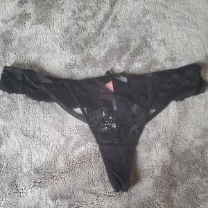 NWOT HUNKEMOLLER LACE THONGS ,SZ: LARGE